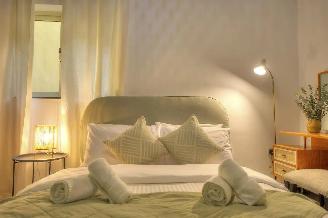 Beautifully Furnished Seafront 4 Bedrooms Goslm-4 Sliema