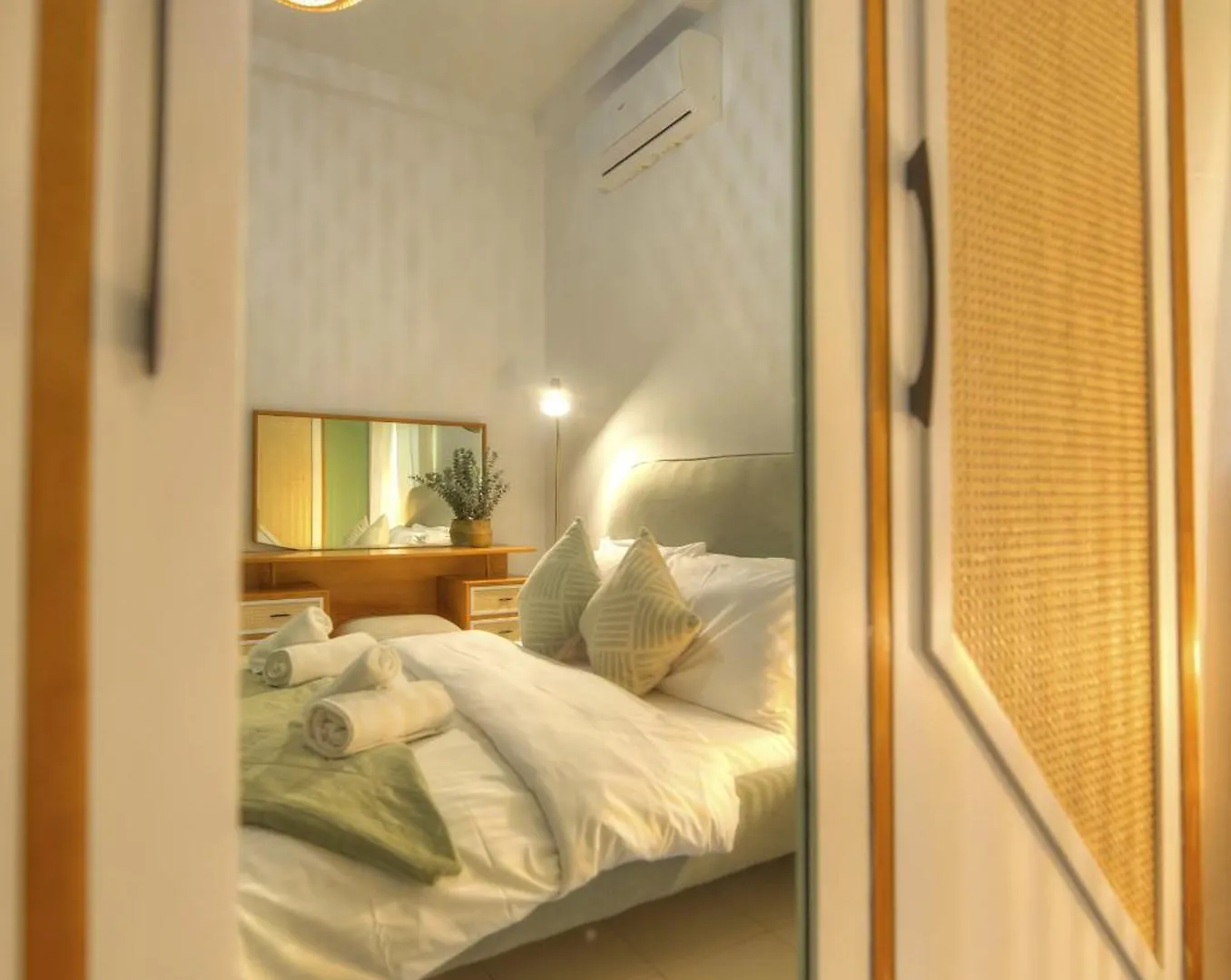 Beautifully Furnished Seafront 4 Bedrooms Goslm-4 Sliema