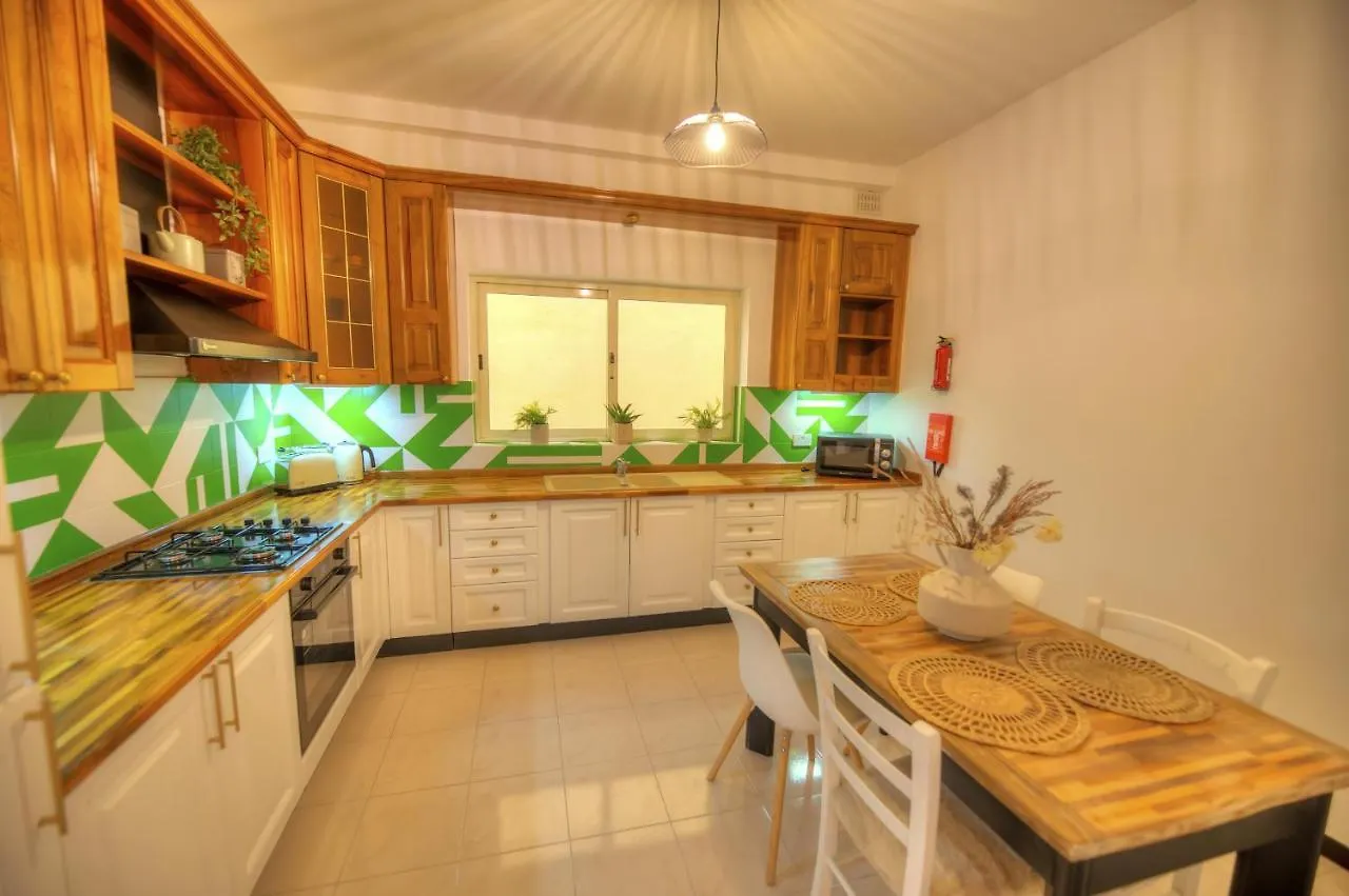 Beautifully Furnished Seafront 4 Bedrooms Goslm-4 Sliema 0*,